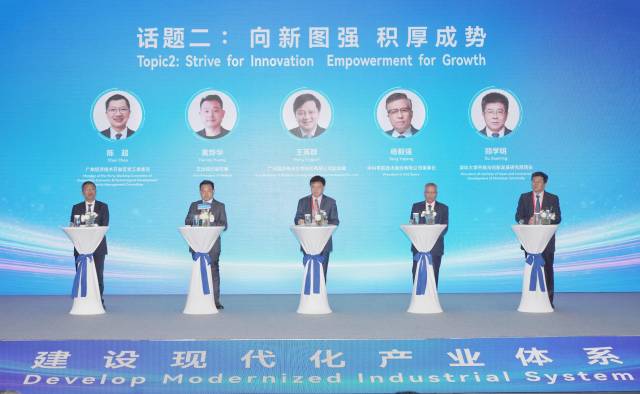 “高水平推进‘五外联动’，提升产业国际竞争力”平行论坛上，嘉宾做主题分享讨论。南方+记者 石磊 摄