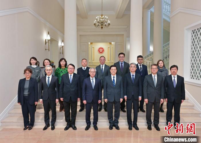 2月14日，香港特区行政长官李家超(前排右四)率多位香港特区政府官员在香港礼宾府会见率团来香港访问的澳门特区行政长官岑浩辉(前排左四)一行。　香港特区政府新闻处供图