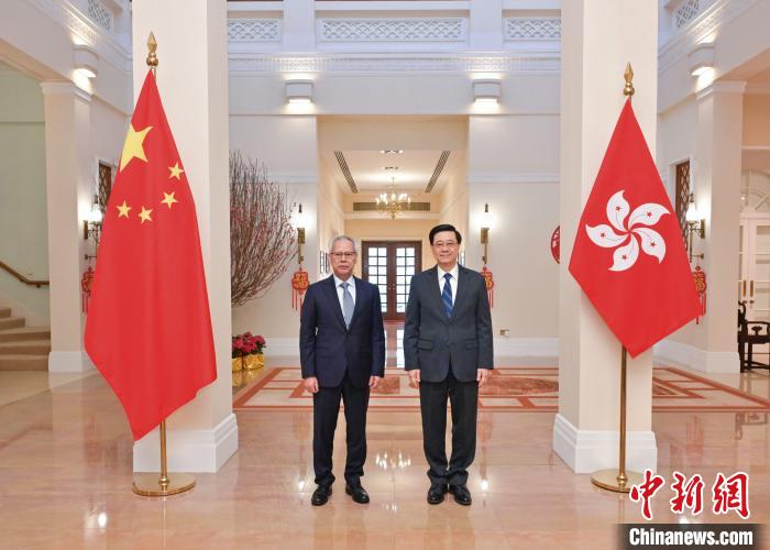 2月14日，香港特区行政长官李家超(右)在香港礼宾府会见率团来香港访问的澳门特区行政长官岑浩辉(左)。　香港特区政府新闻处供图
