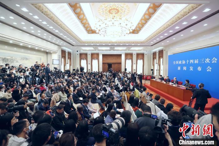 3月3日，全国政协十四届三次会议新闻发布会在北京人民大会堂举行。大会新闻发言人刘结一向中外媒体介绍本次大会有关情况并回答记者提问。　中新社记者 蒋启明 摄