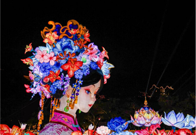 2025年粤港澳大湾区灯会上的《簪花女神》灯景。