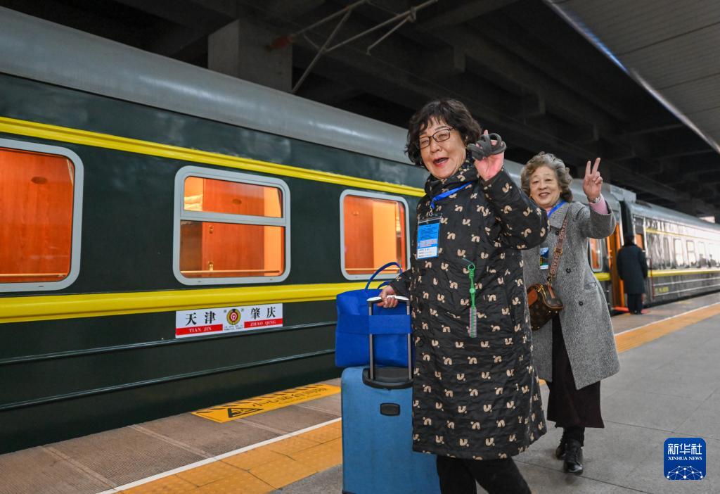 3月15日，银发族游客在天津站准备搭乘银发旅游列车出发。新华社记者 孙凡越 摄