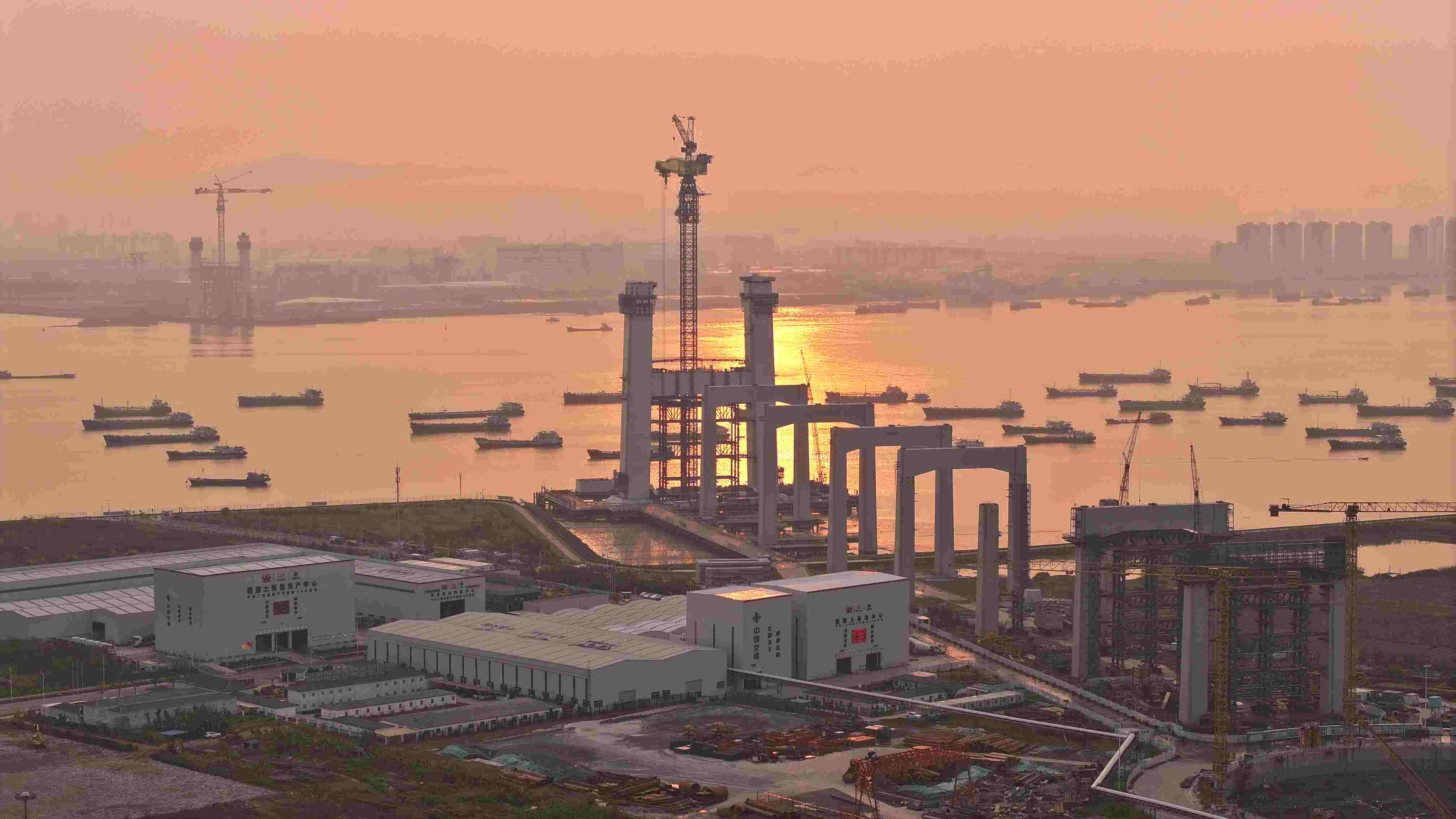 4月2日凌晨5时，狮子洋大桥索塔建设高度突破100米。摄影：张政