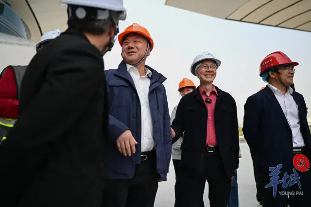 4月3日，中国工程院院士何镜堂（右二）走访十五运会主场馆广东奥林匹克体育中心施工现场，该改造项目由何镜堂院士领衔设计。