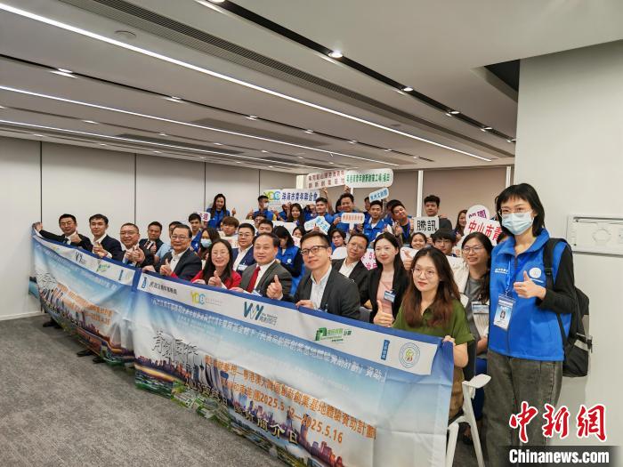 香港特区政府民政及青年事务局创新创业基地验资助计划下的“香港青年成就梦想—粤港澳大湾区创新创业基地体验资助计划”15日于香港举行启动礼。   4月15日，“香港青年成就梦想—粤港澳大湾区创新创业基地体验资助计划”在香港举行启动礼。(主办方供图) 　　主办方介绍，2019年5月，香港特区政府民政及青年事务局青年发展委员会推出“大湾区创客创业体验营”资助计划，并于2023年正式启动，当时有30人参与。此次计划吸引众多香港青年参与，两个团共80位青年入选。  　　启动礼上，“两岸三地青少年交流促进会”永远荣誉主席谭耀宗与中央人民政府驻香港特别行政区联络办公室(中央政府驻港联络办)新界工作部处长李成德共同为第一团(广州、佛山、中山和珠海)授旗；港区全国人大代表、“两岸三地青少年交流促进会”永远名誉主席林至颖与深圳市福田区青年联合会名誉主席黄睿共同为第二团(深圳和珠海)授旗。  　　谭耀宗致辞表示，粤港澳大湾区是国家发展战略的关键组成部分，为香港青年搭建了广阔的发展平台。香港青年应积极融入国家发展大局，充分利用粤港澳大湾区在科技智能、人工智能等领域的独特优势，希望青年通过此次活动，为自身未来发展积累经验。  　　“两岸三地青少年交流促进会”常务副会长兼体验团团长王荣平介绍，此次体验团将分两团出发，第一团在4月22日至26日进行，第二团时间为5月12日至16日。成员会走访广州、深圳等城市的创客基地与高新技术企业，了解粤港澳大湾区发展规划和基地运营情况。未来，该计划持续扩大规模，推动更多香港青年投身粤港澳大湾区建设。还会联合企业家、专家提供一对一创业指导，协助对接内地产业链、投融资机构与政策，降低创业门槛。  　　中冶集团香港公司人力资源部经理王立表示，期待参与活动的香港青年们深入粤港澳大湾区内地城市创新创业，并收获佳绩。  　　香港浸会大学创新、转化及政策研究院经理童祁表示，高等院校已成为推动产业创新的重要主体，香港为创新创业者营造大量发展机遇，通过制度创新、资源整合及国际化平台建设，全方位赋能新兴产业生态的培育与发展。  　　青年代表苏智宏表示，自己曾参加过往体验团活动，收获颇丰。粤港澳大湾区市场潜力巨大，需要亲身探索。这次计划为大家提供了“第一桶金”和宝贵的人脉网络，让香港青年能更自信地迈出创新创业第一步