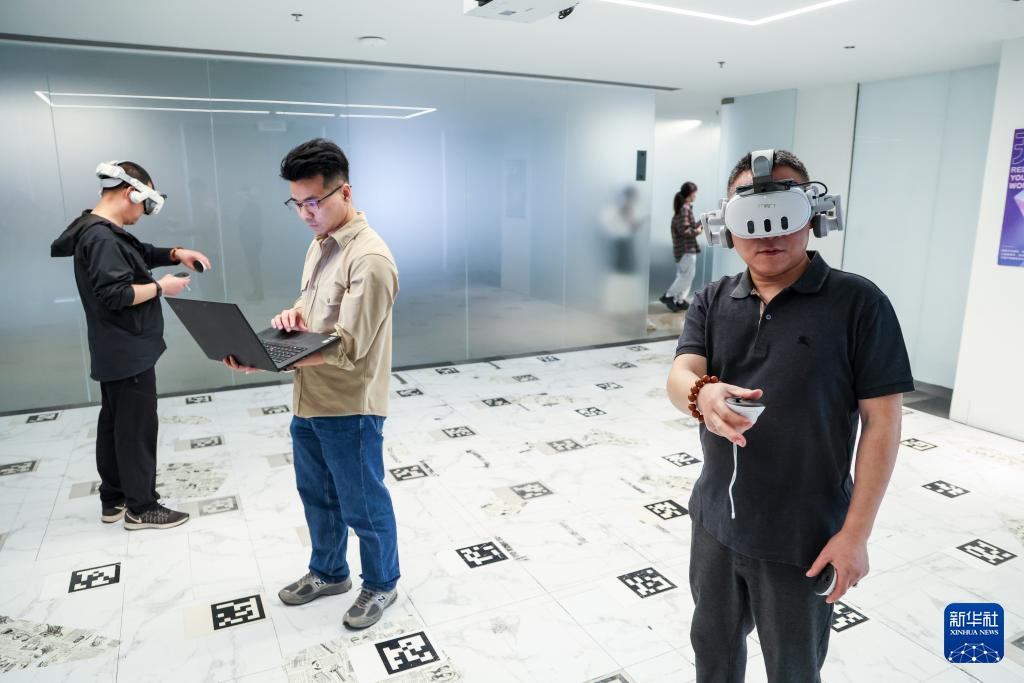 在位于深圳市南山区的元象科技实验室，研发人员进行VR设备测试（3月4日摄）。