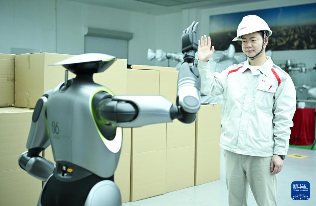 在位于广州的广汽研究院，技术人员演示人形机器人GoMate互动功能（3月18日摄）。