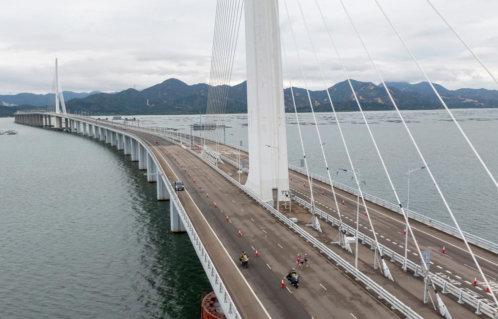  2月23日，运动员跑在深圳湾大桥上（无人机照片）。当日，2025深港马拉松赛暨第十五届全国运动会田径（马拉松）测试赛开跑。新华社记者 毛思倩 摄