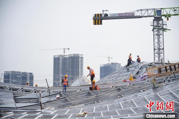 建设者们忙于幕墙工程、金属屋面、机电安装、精装修施工。记者 韦杰夫 摄