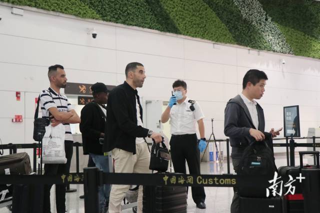 今年前4月，广州白云机场海关监管进出境人员超580万人次，同比增加约25%