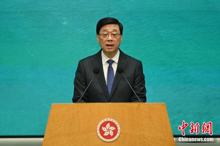 5月27日，香港特区行政长官李家超出席行政会议前会见媒体时表示，国际调解院落户为香港将带来多方面重大利益，不仅可提升香港国际地位，还能带来经济效益，并完善香港法治体系。中新社记者李志华摄