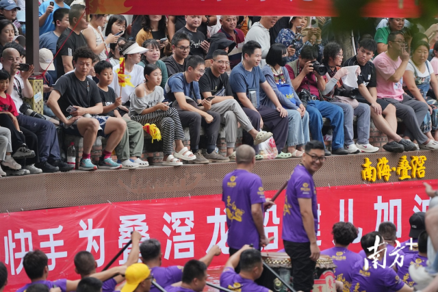 南海叠滘龙船漂移，吸引了全国关注。廖明璨摄