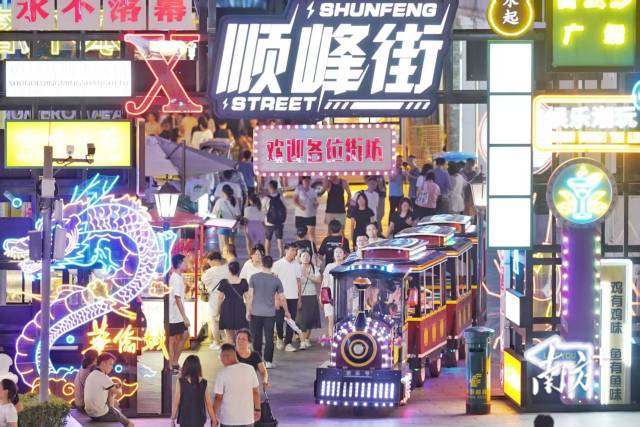 文旅产业发展，为佛山消费经济带来了活力。图为顺德网红街区的热闹景象。戴嘉信 摄