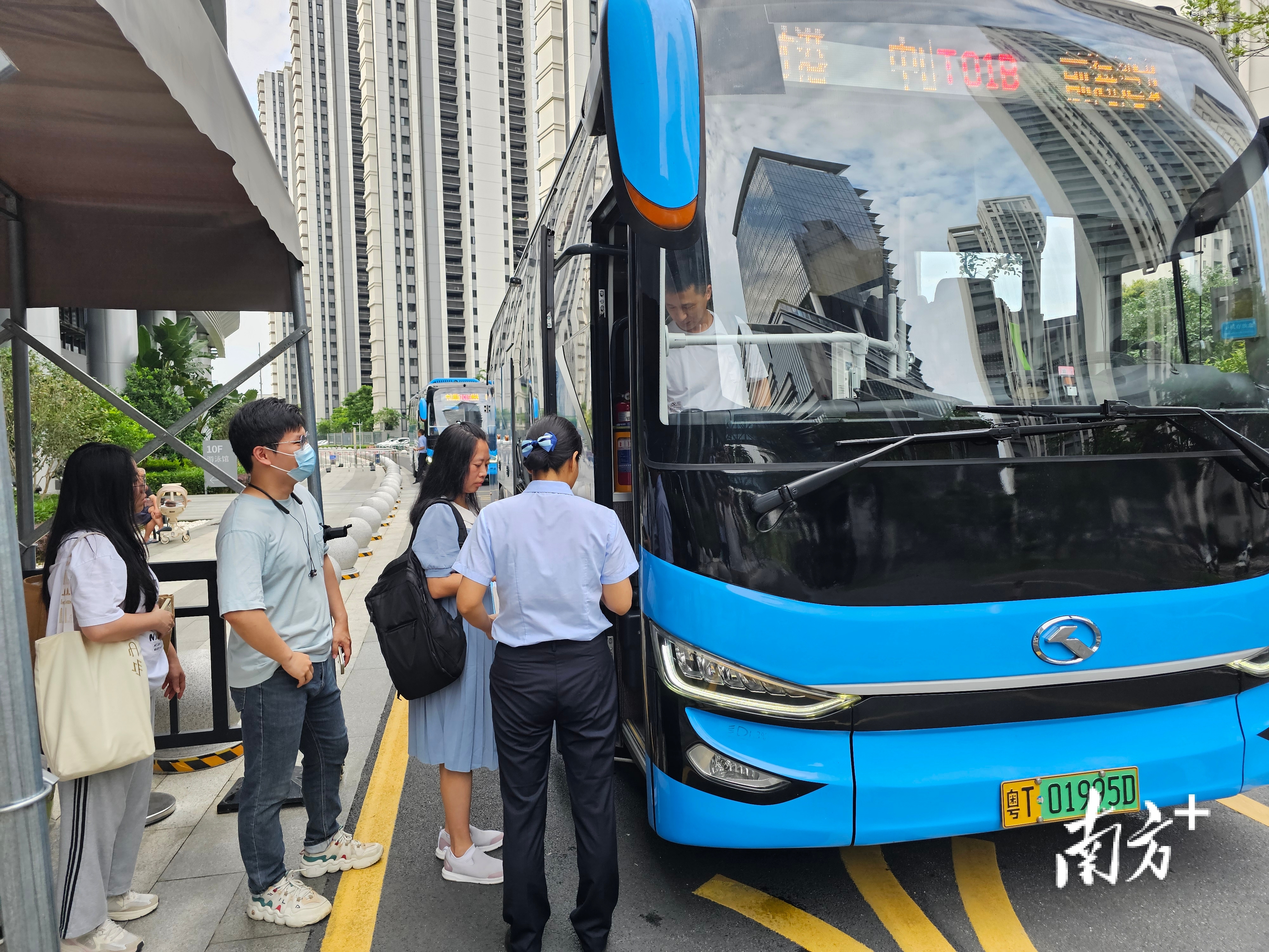  乘客在深中跨市公交中山国际人才港站乘坐班车前往深圳。图源：南方＋