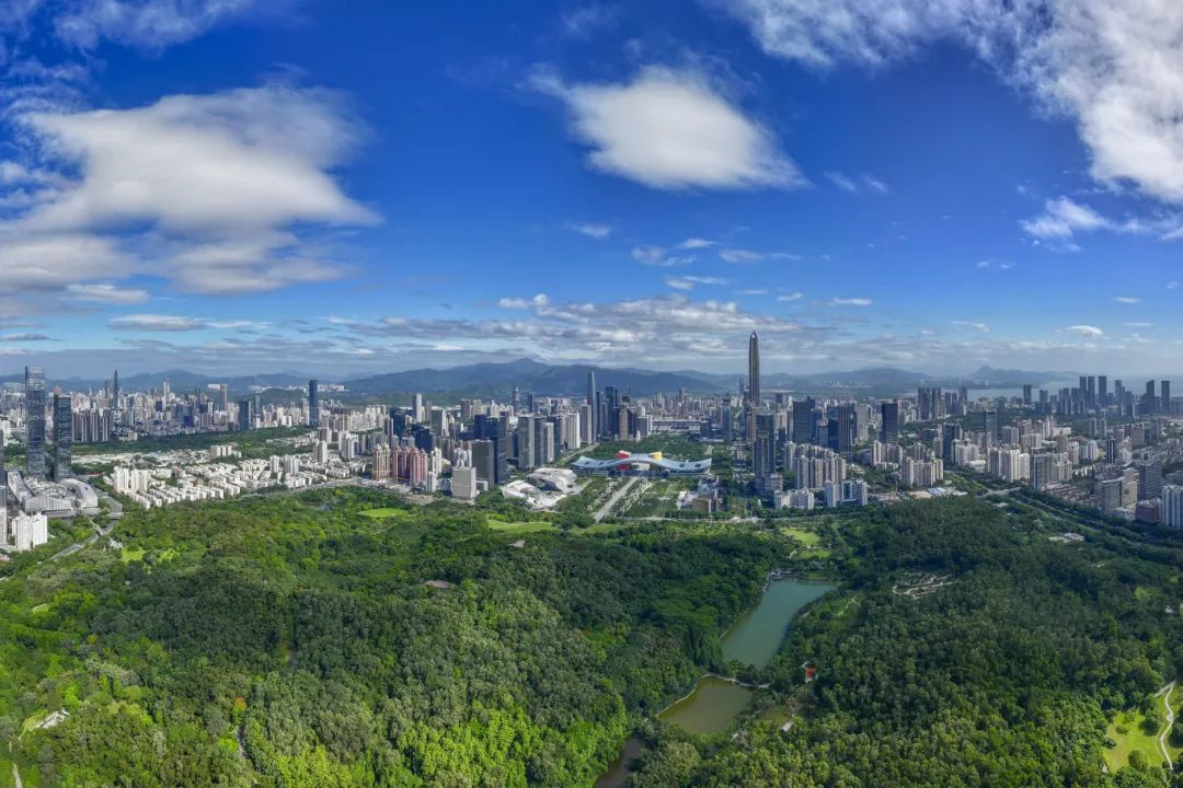 瞰深圳莲花山和深圳市民中心，周围高楼林立，草木葱茏。