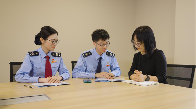 税务人员“一对一”辅导企业财务人员。