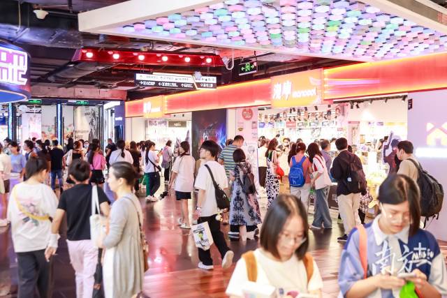 位于广州天河商圈的时尚天河凭各具特色的二次元店铺、环境及活动，吸引大批年轻消费者。受访者供图