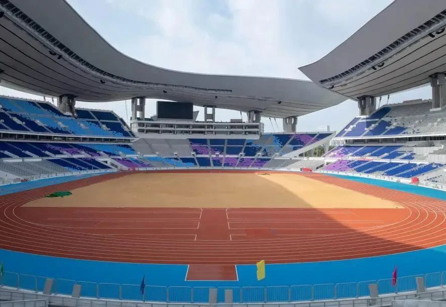 岭南气候常被调侃“长夏无冬”，设计团队对此为奥体中心“量身定制”了一份“清凉秘籍”：浅色外饰面就像是为场馆穿上了浅色的“防晒衣”，搭配外走道遮阳，大大减少了进入室内的热量。再顺应主导风向增加通风开口，让自然风自由穿梭降温，给观众带来清凉的感觉。