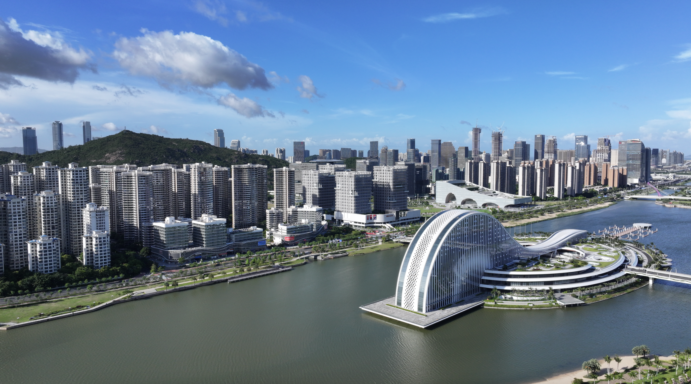 静卧于河面上的“横琴之心”天沐琴台，正着力打造未来城市景观视觉中心。