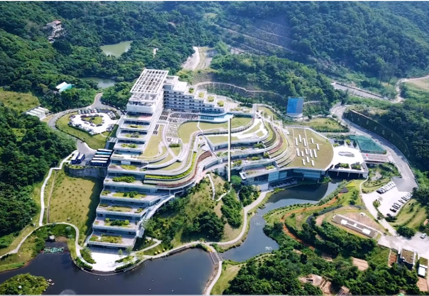 图为深圳国家基因库。大湾区建好用好合成生物、国家基因库等设施，打造国家生物制造产业创新中心，有利于大湾区融入国家发展大局。深圳国家基因库是服务于国家战略的重大科技基础设施之一，主要存储生物资源和基因数据、读取遗传信息。现存有植物标本资源842种、微生物资源7969种、动物资源58种，能够有效保护、开发、利用遗传资源，支撑生命科学研究和生物产业创新发展。