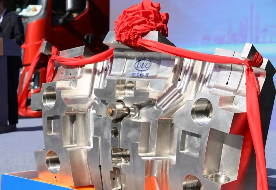 图为国际热核聚变实验堆（ITER）计划的包层屏蔽模块。国际热核聚变实验堆（ITER）计划，又称“人造太阳”计划，中国承担了关键部件的研制任务。2024年11月，该计划的首批重要的模块由广州南沙发往法国。可控核聚变具有无限、经济、清洁等诸多优点，是解决能源及环境问题的重要途径之一。