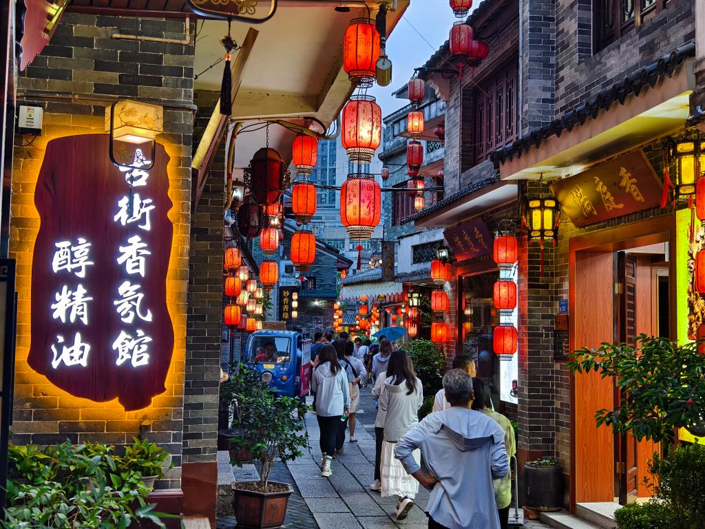 位于广东东莞寮步镇的牙香街，浓厚的岭南风格吸引不少外地游客前来参观游览。新华社发（易建摄）