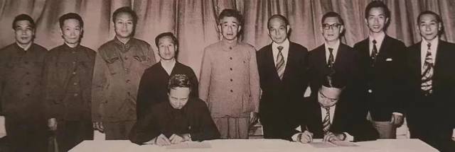 参加创立省港杯足球赛签字仪式的双方人员。（资料图）