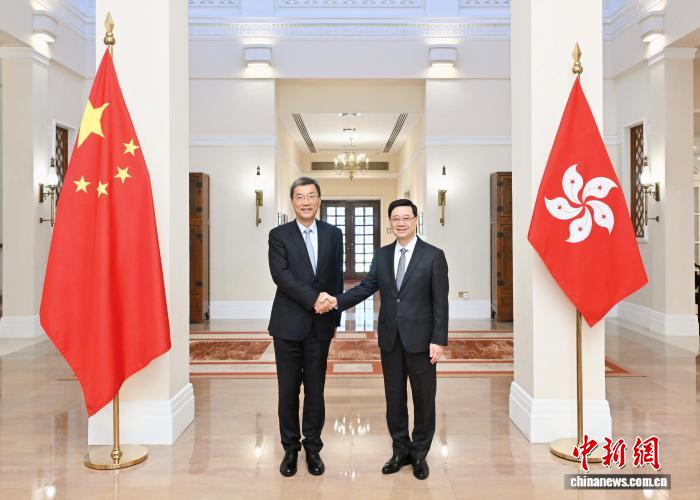 8月13日，香港特区行政长官李家超(右)在香港礼宾府与教育部部长怀进鹏(左)会面。　(香港特区政府新闻处供图)