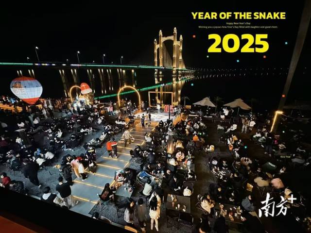 夜幕下的桥下咖啡营地。受访者供图