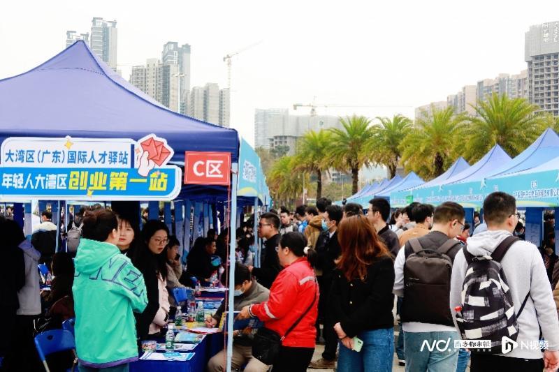 今年年初，南沙区举办“粤聚英才·粤见未来”——广州南沙2025年春季图南筑梦招聘会现场，不同企业展位前都迎来了大量求职者。