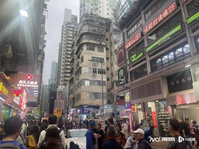 香港城市生活节奏快，居住环境相对狭小，给赴港发展的人才带来不小的挑战。
