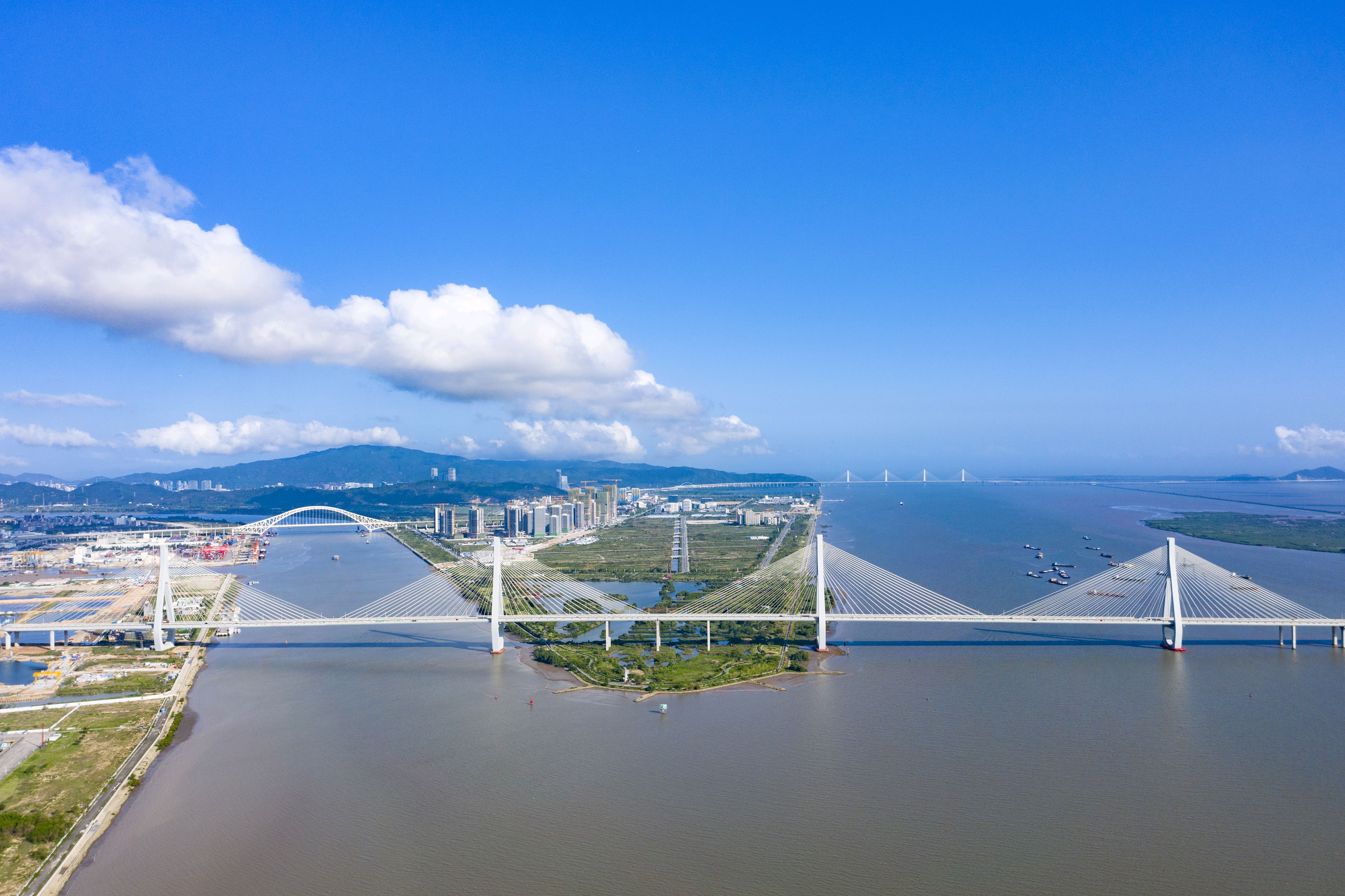 珠海金湾地处港珠澳大桥西延线之上，也是“港车北上”向西的第一站。图为连接珠海东西的洪鹤大桥。