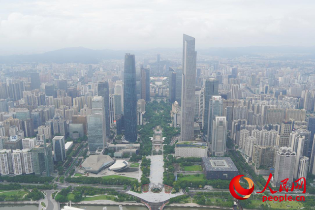 广东是我国首个经济总量突破14万亿元的省份，图为广州城市新中轴线珠江新城。人民网 王雅蝶摄