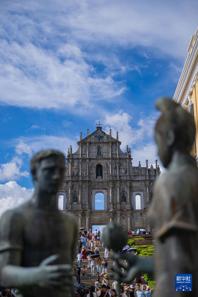 8月21日，旅客在澳门大三巴牌坊前游览。新华社发 （张金加摄）