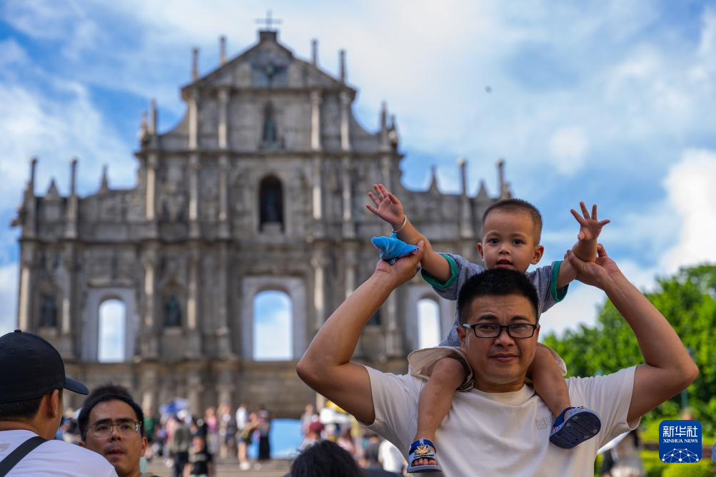 8月21日，旅客在澳门大三巴牌坊前游览。新华社发 （张金加摄）