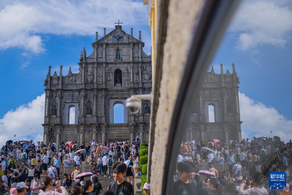 8月21日，旅客在澳门大三巴牌坊前游览。新华社发 （张金加摄）