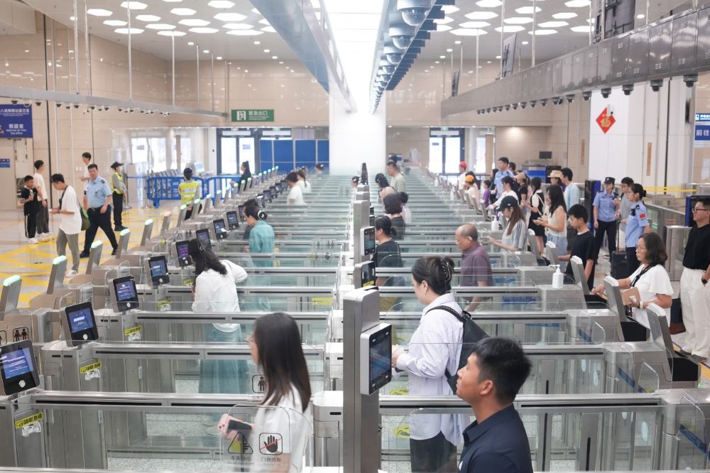 图为横琴口岸通关人流