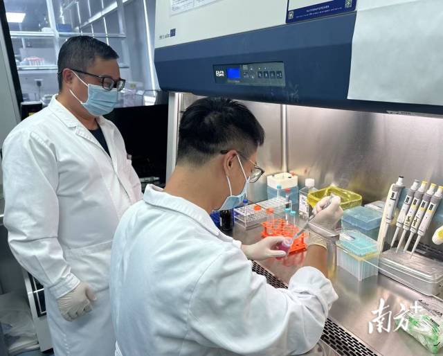 臧健坤（右一）正在做实验。市一医院供图