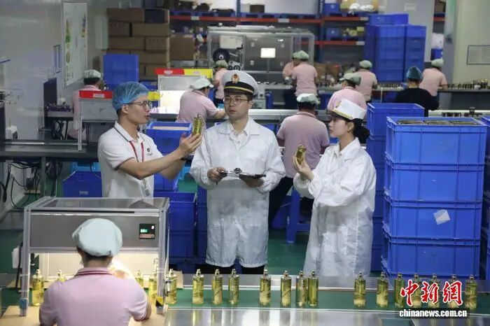 广州海关所属花都海关关员对出口防晒化妆品开展监管。周正森 摄