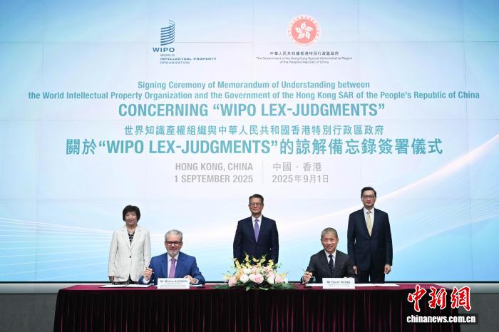 9月1日，香港特区政府与世界知识产权组织签署有关“WIPO　Lex裁判文书”数据库的谅解备忘录。图为香港特区政府财政司司长陈茂波(后排中)、WIPO副总干事王彬颖(后排左)和香港特区高等法院首席法官潘兆初(后排右)见证签署谅解备忘录。(特区政府新闻处供图)
