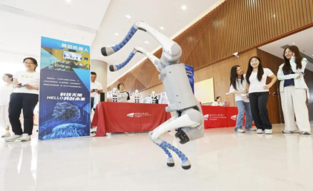 2025年东莞市“百校千人”实习计划暨“展翅计划”行动欢迎会 · 机器人创新体验日活动现场。