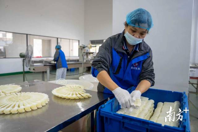广宁美好生活塑料制品有限公司生产的餐具以青皮竹粉为原材料之一。