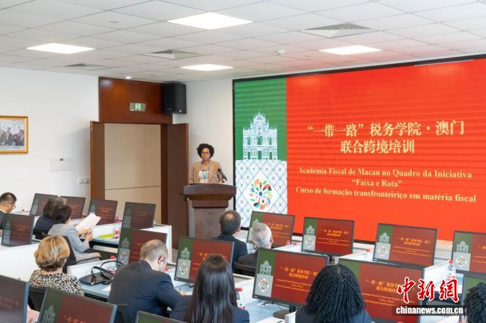 图为葡语国家财税官员在横琴校区参加跨境培训。岳瑞轩 摄