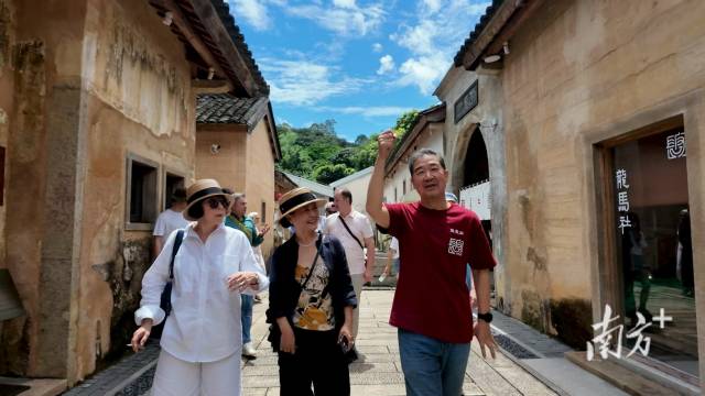 瓦赫坦戈夫剧院到访长守戏剧谷，与张国立等本土艺术家交流。