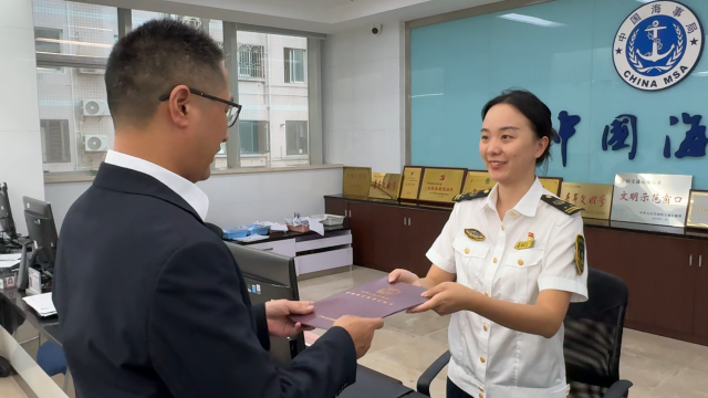 国际航行汽车运输船“长泰鸿”轮近日仅用1小时便办结原本需20余天的船舶转籍