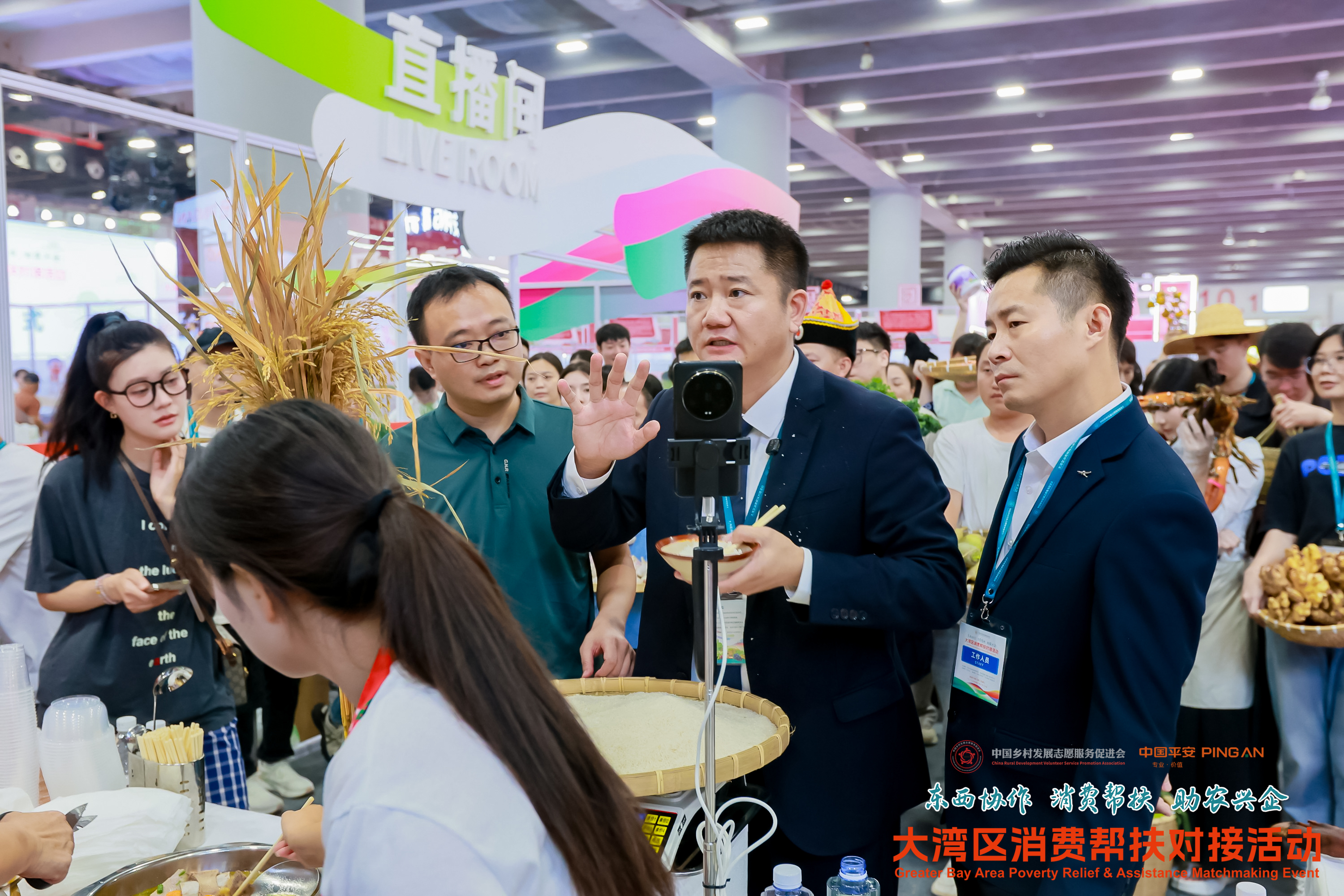 活动现场正在进行宣讲。