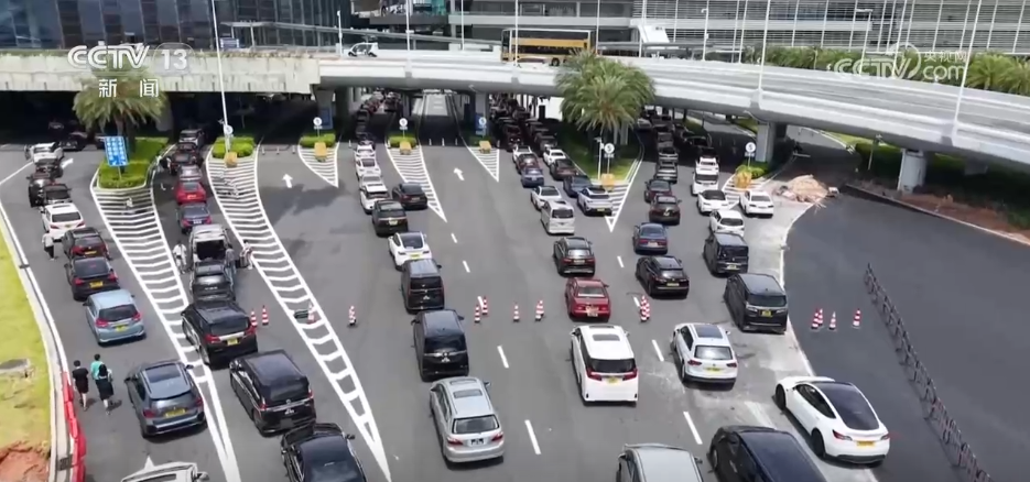 大批港澳居民自驾“北上”赴内地旅游购物。