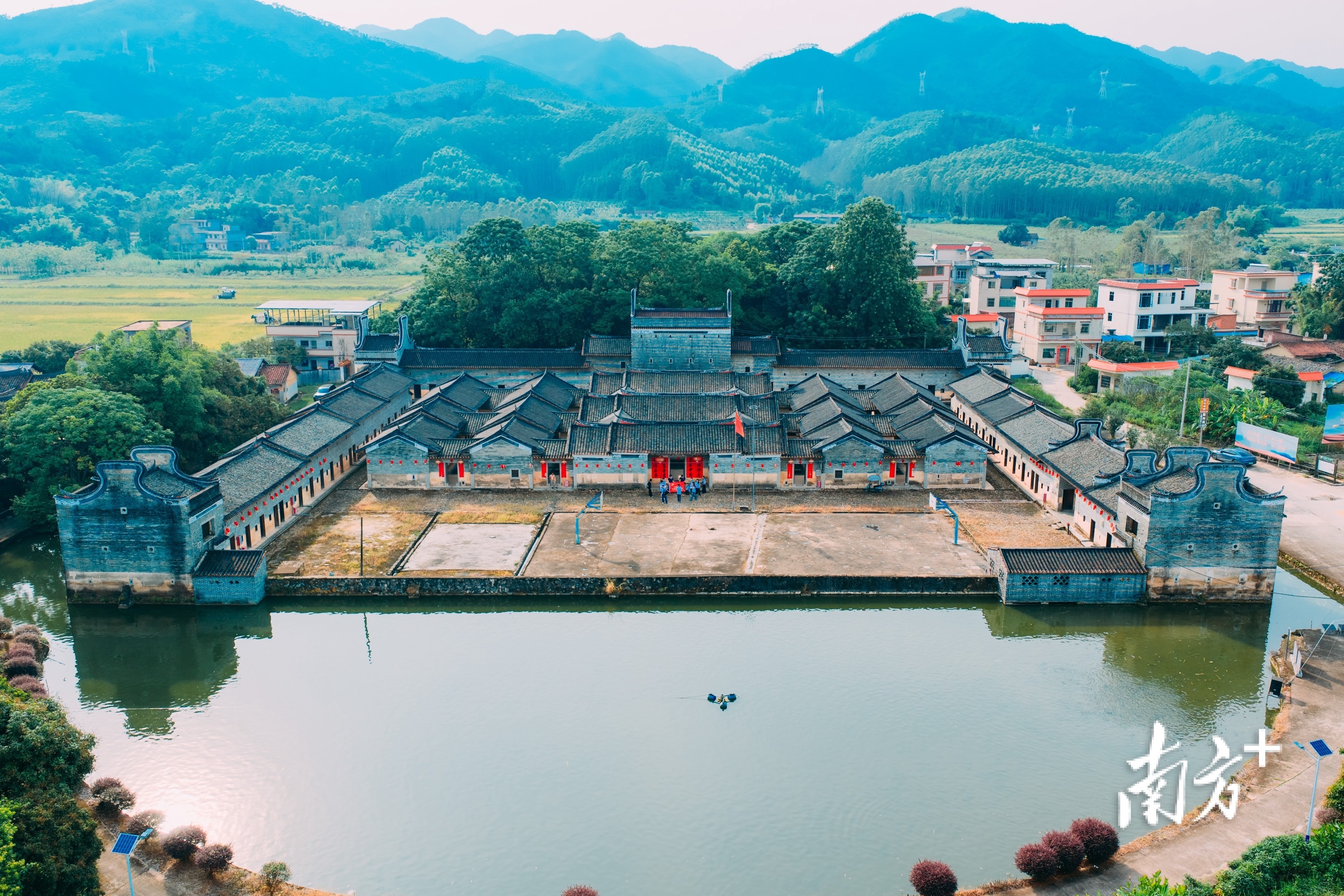 龙门鹤湖围，可以漫步古围楼，体验属于客家人的烟火气。