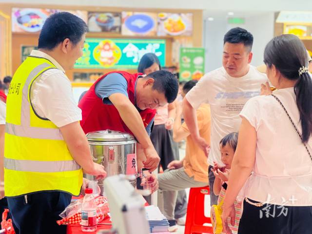 志愿者在服务区为旅客提供志愿服务。