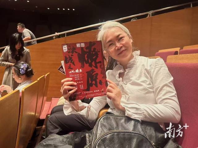 退休教师黎璇观看《决战之燎原》。